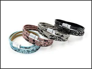 Detail van meerlaagse PU-leren armbanden met slangenpatroon en zilveren magneetsluiting