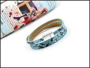 Detail van de lichtblauwe meerlaagse slangenlederen armband met zilveren magneetsluiting