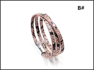 Detail van de meerlaagse PU-leren armband met slangenpatroon en zilveren magnetische sluiting