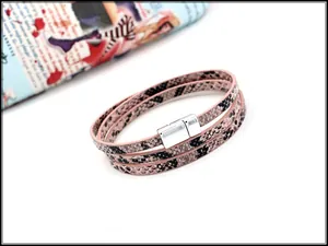 Detail van drielaagse PU-leren armband met slangenprint en zilveren magneetsluiting