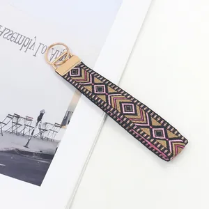 Böhmischer Schlüsselanhänger mit geometrischem Jacquard-Muster und Goldclip