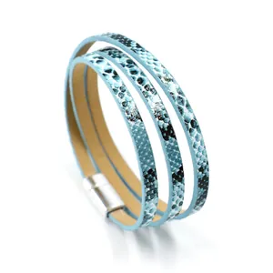 Lichtblauwe meerlaagse PU-leren armband met slangenpatroon en zilveren magnetische sluiting