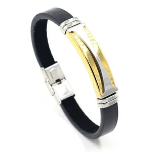 Nahaufnahme der zweifarbigen Metallplatte auf schwarzem Lederarmband mit Edelstahlverschluss