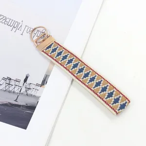 Ethno-Schlüsselanhänger mit geometrischem Jacquard-Muster und goldenem Metallring