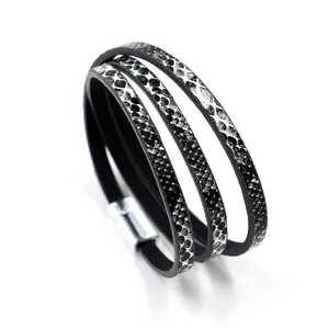 Meerlaagse lederen armband met slangenhuidpatroon en een zilveren magnetische sluiting