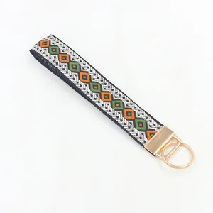 Ethno-Schlüsselanhänger mit buntem Jacquard-Muster und goldenem Schlüsselring aus Metall