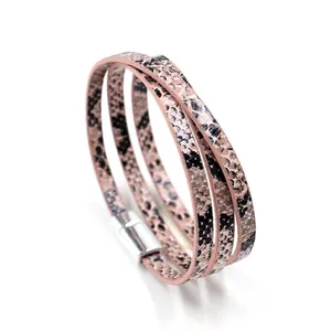 Gelaagde wikkelarmband met roze slangenpatroon leer en gepolijste metalen magneetsluiting