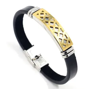 Detalle de pulsera de silicona para hombre con placa de acero dorado y cierre de metal