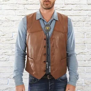 Detail der Western Bolo Tie mit Bullenkopf zu brauner Lederweste und Jeanshemd