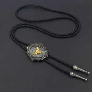 Detail der Western-Bolo-Krawatte mit goldenem Bullenkopf an schwarzer Lederkordel