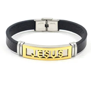 Detail eines schwarzen Lederarmbands mit Jesus-Metallplatte und Edelstahlverschluss