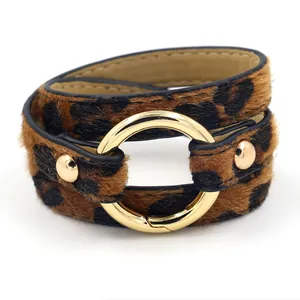 Braunes Wickelarmband mit Leopardenmuster, goldener Metallschnalle und runden Nieten