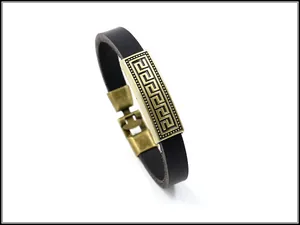Λεπτομέρεια ρετρό δερμάτινο βραχιόλι με χάλκινη μεταλλική πλάκα και ελληνικό σχέδιο