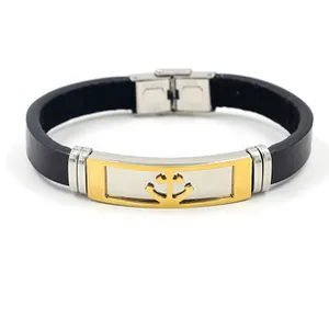 Detail eines Herren-Lederarmbands mit goldenem Anker-Charm und Metallverschluss