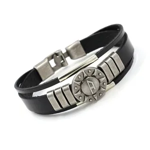 Bracciale multistrato in pelle nera da uomo con ciondolo in argento vintage e dettagli ingranaggi