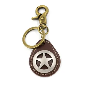 Llavero de cuero marrón vintage con gancho de bronce y colgante de estrella plateada