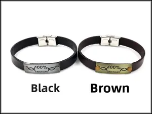 Dettaglio di bracciali CRISTIANO in pelle nera e marrone con targhette in metallo incise