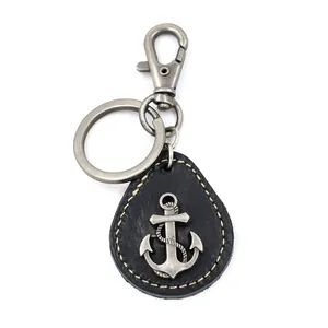 Portachiavi vintage in pelle con ancora, cuciture gialle e ciondolo in argento antico