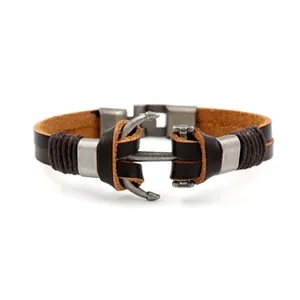 Detail eines nautischen Lederarmbands mit brauner Kordel und Metall-Ankerverschluss