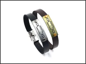 Dettaglio di braccialetti in pelle con placca metallica incisa 100% CRISTIANO e simbolo pesce