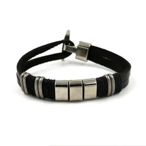 Detail eines zweilagigen schwarzen Lederarmbands mit silbernen Metallstäben und Haken