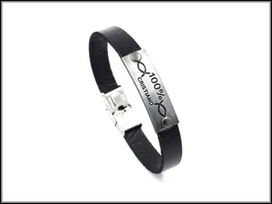 Dettaglio del bracciale in pelle nera con piastra metallica spazzolata incisa Cristiano