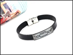 Dettaglio del bracciale in pelle intrecciata con placca metallica incisa 100% CRISTIANO