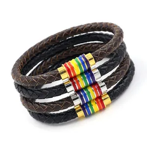 Detailansicht geflochtener Lederarmbänder mit bunten Regenbogen-Emaille-Verschlüssen