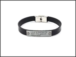 Detail eines schwarzen Lederarmbands mit gravierter, inspirierender Edelstahl-Plakette