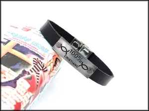 Dettaglio macro del bracciale in pelle da uomo con placca Cristiano in acciaio inox