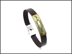 Dettaglio del bracciale in pelle marrone con placca in metallo 100% CRISTIANO e chiusura