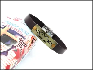 Dettaglio bracciale in pelle marrone scuro con targa dorata incisa Cristiano
