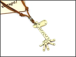 Primer plano del colgante de jirafa de bronce en un cordón de cuero con textura retro