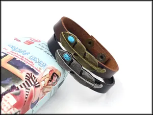Detailansicht der Vintage Feder Lederarmbänder mit Türkisstein und Druckknopfverschluss