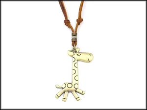 Detalle del colgante de jirafa de bronce vintage con cordón de cuero marrón y abalorios