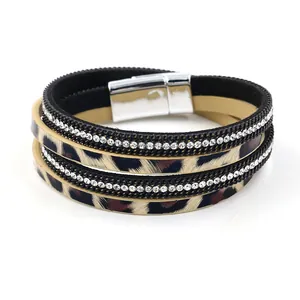 Mehrlagiges Lederarmband mit Leopardenmuster, Strasssteinen und silberner Magnetschließe