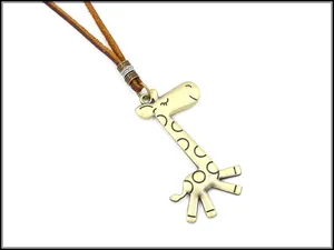 Primer plano del colgante de jirafa en bronce con textura vintage y motivos en un cordón