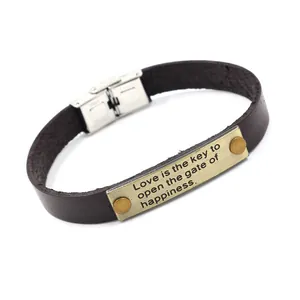 Braunes Lederarmband mit Vintage-Bronzeplatte und Edelstahlverschluss auf weißem Hintergrund