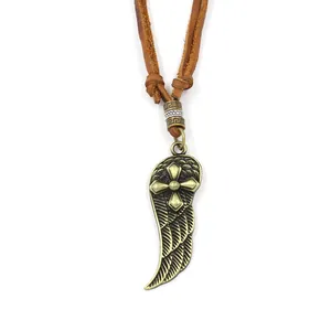 Collana vintage in bronzo con ala d'angelo, ciondolo a croce e cordino in cuoio