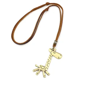 Collar retro con colgante de jirafa en bronce y cordón de cuero marrón ajustable