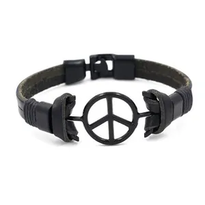 Detailansicht eines doppelreihigen schwarzen Lederarmbands mit großem Friedenssymbol-Anhänger