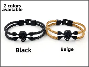 Detailansicht geflochtener Lederarmbänder mit schwarzem Totenkopf in Schwarz und Beige