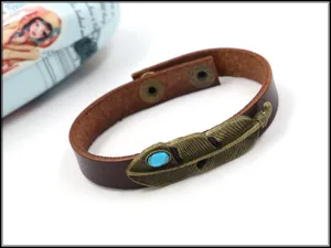 Details von Lederarmband mit bronzenem Federanhänger und türkisfarbenem Steinbesatz