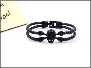 Detail eines mattschwarzen Totenkopf Lederarmbandes im gotischen Punk-Doppelschicht-Design