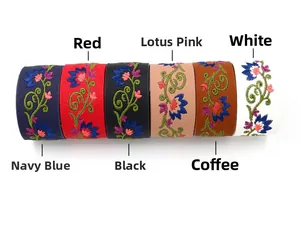 Detalle de bordados florales en brazaletes anchos de cuero PU en varios colores