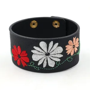 Bracelet manchette large en cuir noir avec broderie florale de marguerites colorées