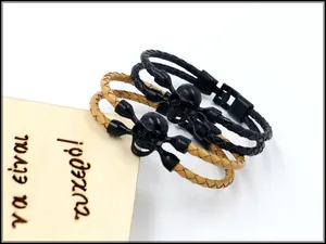 Detailansicht der Punk-Lederarmbänder mit mattschwarzen Totenkopf-Ornamenten