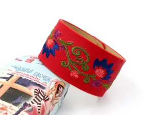Detalle de cerca del bordado floral étnico en el brazalete ancho de cuero PU rojo