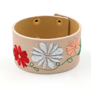 Brazalete ancho de cuero PU de moda con exquisito bordado floral y broches de presión