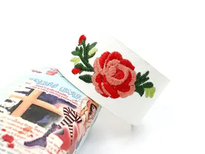 Detail der Blumenstickerei auf weißem PU-Leder-Armband mit Rosenmustern